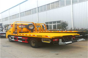 江岸附近拖车救援搭电