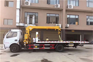 江岸附近汽车轮胎更换